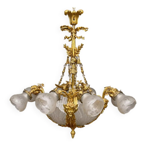 Gouden bronzen kroonluchter in Lodewijk XVI-stijl. 12 lichtpunten.