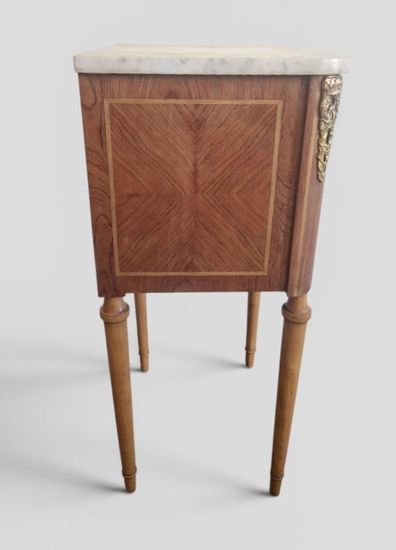 Image 1 of Tavolino laterale in stile Luigi XVI con intarsi, piano in marmo e decorazioni in bronzo dorato.