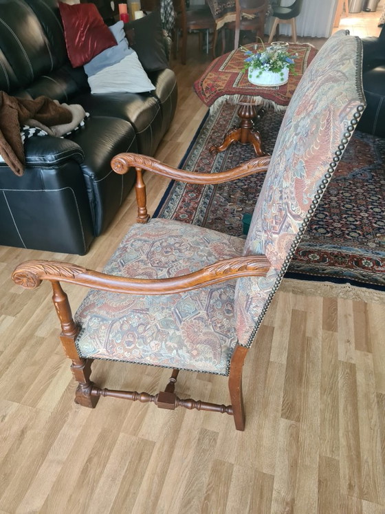 Image 1 of Sillón antiguo de madera noble con tapicería de tapiz.
