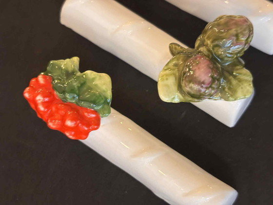 Image 1 of Keramische Majolica Messenleggers Set: Keramische Groente Fruit Bestekhouder, Frankrijk Vintage