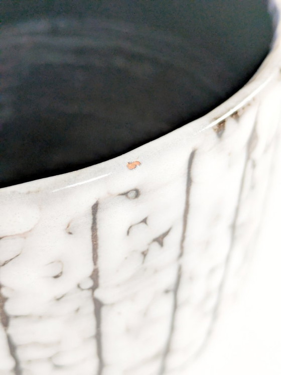 Image 1 of Maceta antigua de mayólica húngara, esmalte blanqueado, diseños de esgrafiado, cerámica de mediados de siglo.