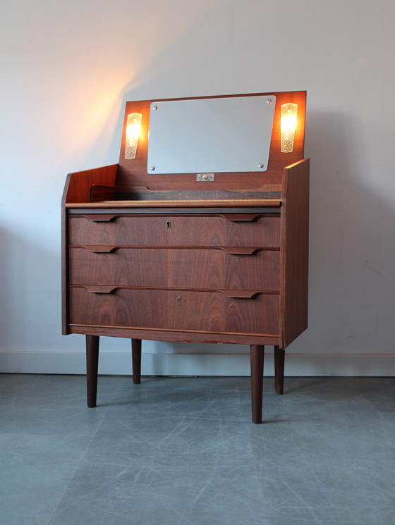 Image 1 of Coiffeuse danoise vintage en teck