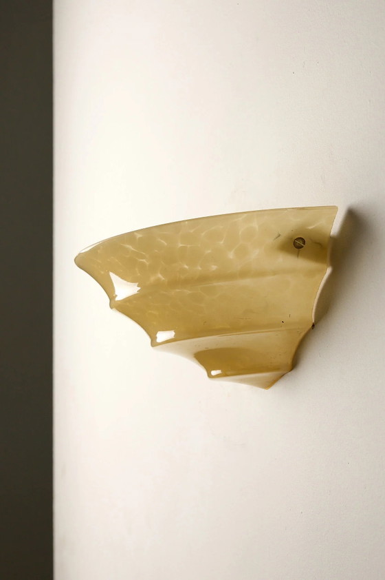Wandleuchte aus gelbem, marmoriertem Glas in Muschelform, Mid-Century, 1970er Jahre, Wandleuchten, Messing (Foto 5 von 9)
