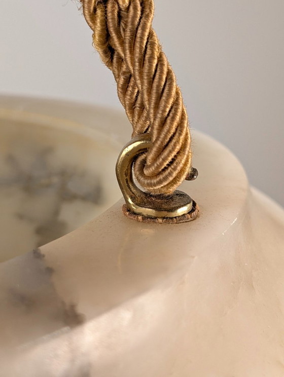 Zeitlose Art-Deco-Hängeleuchte aus geschnitztem Alabaster, schwarze Maserung, 1920er Jahre – Pendelleuchten (photo 8 of 10)