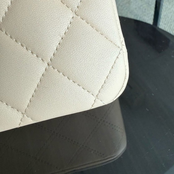Image 1 of Chanel Classic Flap Medium - 25 cm gewatteerd lamsleer, beige, met gouden details.