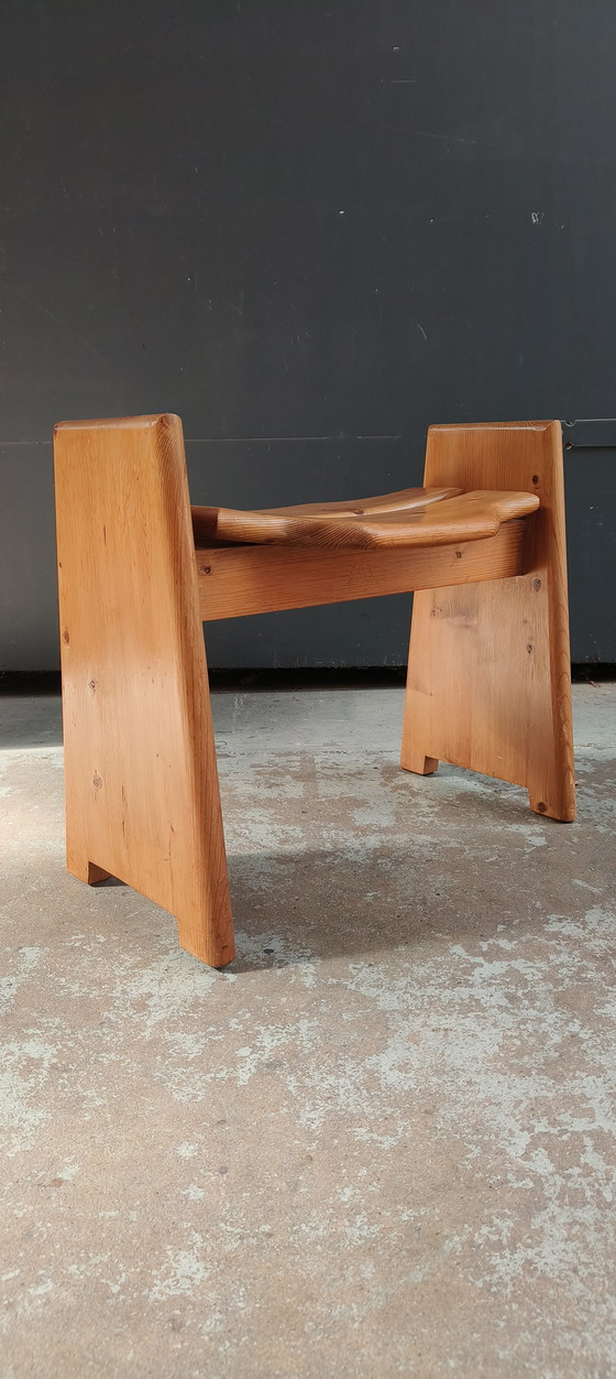 Image 1 of Sgabello svedese di metà secolo in pino scolpito attribuito a Gilbert Marklund