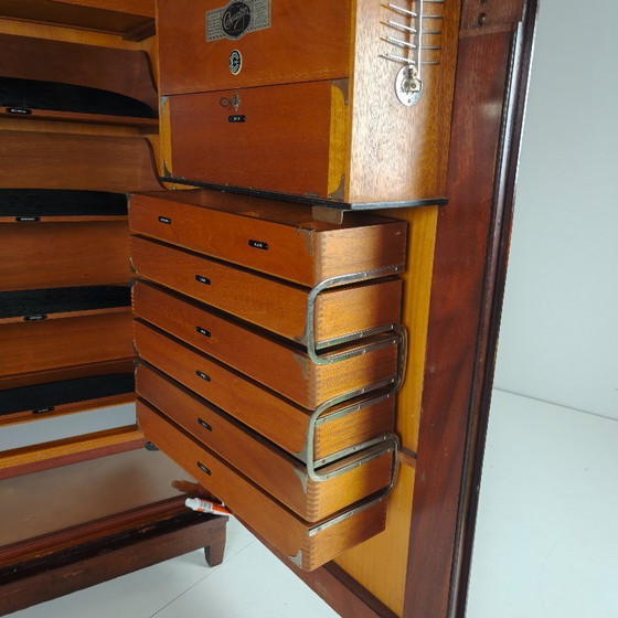 Image 1 of Armadio da uomo Compactom Ltd modello JCH con cassetti segreti – Inghilterra, ca. 1920