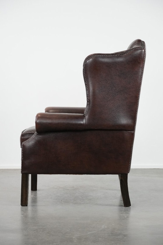 Image 1 of Tijdloze bruine rundleren chesterfield oorfauteuil in Engelse stijl