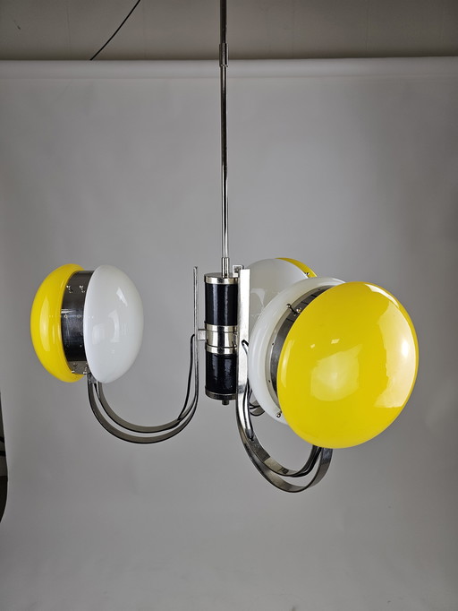 Très exceptionnelle lampe pendante d'Italie des années 1970 en verre jaune blanc et chrome