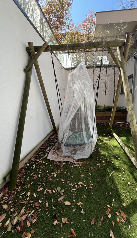 Image 1 of Houten schommel installatie. Inclusief drie schommels. Ook geschikt voor hangstoel of hangbank  