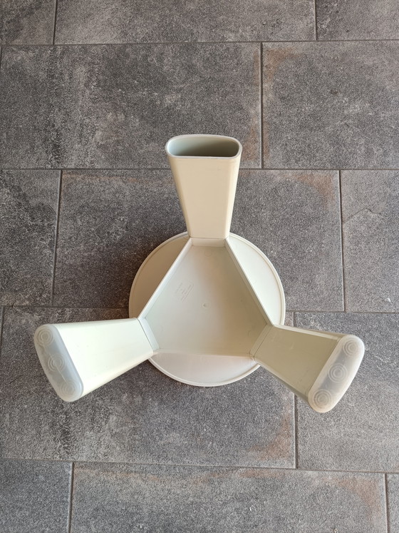 Image 1 of Vintage Italiaanse plastic kruk/bijzettafel van Gedy – ontwerp Olaf von Bohr, jaren 70