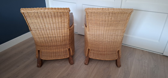 Image 1 of Juego de 2 sillones de ratán con reposabrazos de madera.
