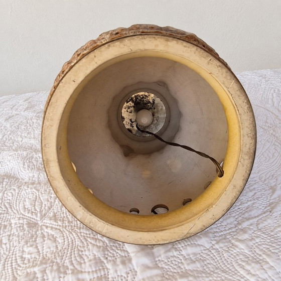 Große Karamell- und Creme-Emaille-Keramiklampe – Reliefdekor und Doppelbeleuchtung – Tischlampen, Ceramic (photo 7 of 9)