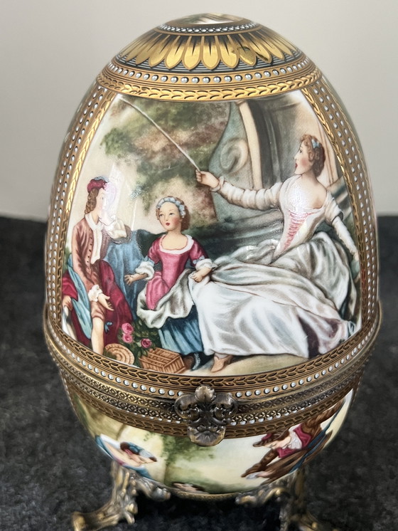 Image 1 of Großes Limoges-Ei mit Fuß und Messingbeschlägen