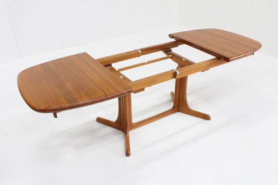 Image 1 of Table de salle à manger ovale extensible vintage danoise en teck massif