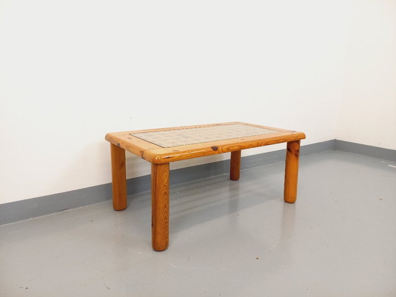 Image 1 of Vintage modernistische salontafel van grenenhout en glas uit de jaren 70 en 80.