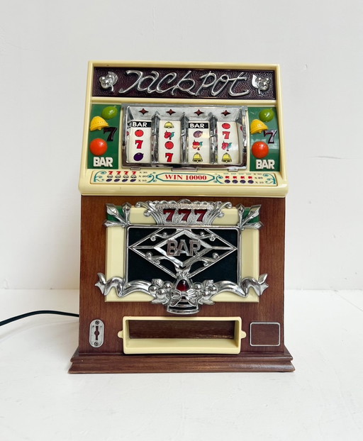 Radio und Kassettenspieler in Form eines alten Spielautomaten, 1960er Jahre