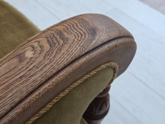 Image 1 of Fauteuil danois des années 1960, velours vert, bois de chêne massif sculpté.