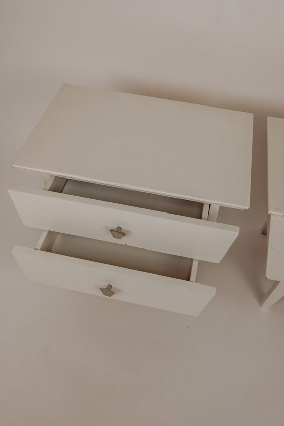 Image 1 of Set van 2 witgeverfde houten nachtkastjes, jaren 60