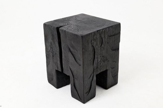 Image 1 of Table d'appoint/tabouret rustique sculptural, en chêne noir brûlé, sculpté, pièce unique, Logniture