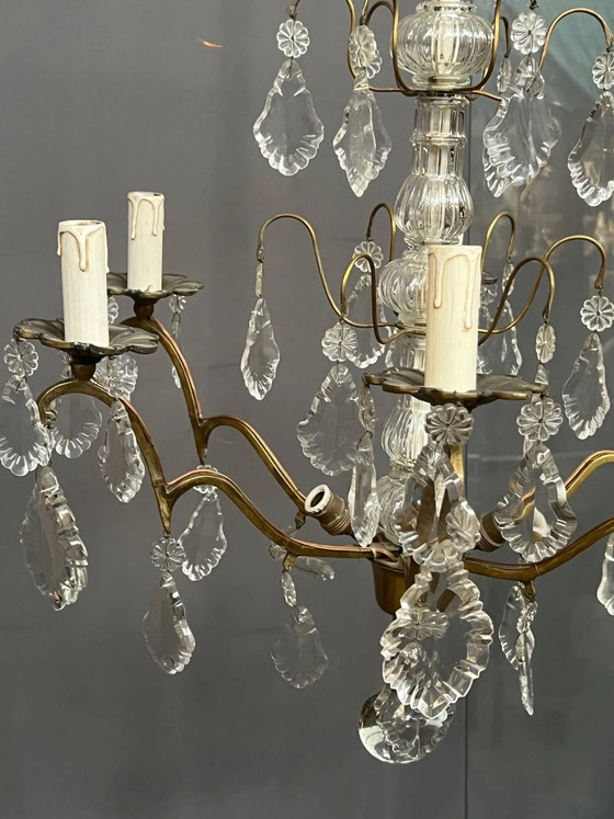 Lámpara de araña estilo Luis XV en bronce dorado, adornada con colgantes de cristal. 8 puntos de luz. (photo 5 of 7)