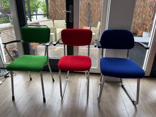 3 chaises Gispen originales retapissées avec des couleurs primaires – eetkamerstoelen, Metal, Plastic