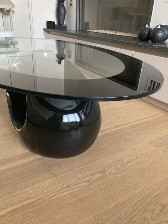 Image 1 of Tavolino ovale vintage con base lucida – Vetro e nero lucido