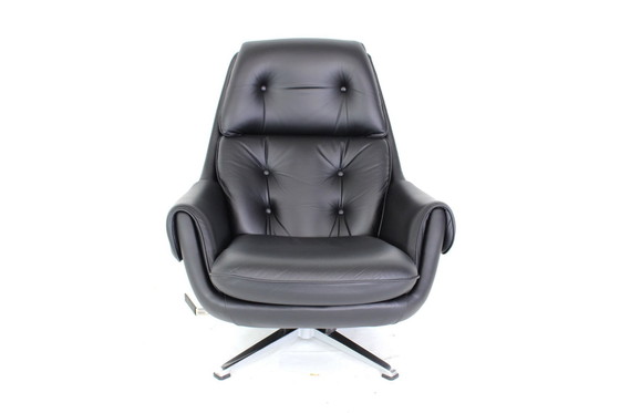 Image 1 of as new! Gustav Thams Vintage Egg Lounge Chair / Mid - Century Armchair with tilt function, Leather and polished Aluminum 1a rest