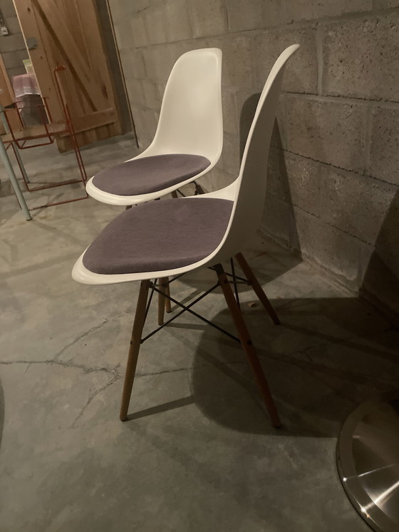 Image 1 of 1 of 2 witte plastic stoelen van Charles Eames met antracietkleurig kussen