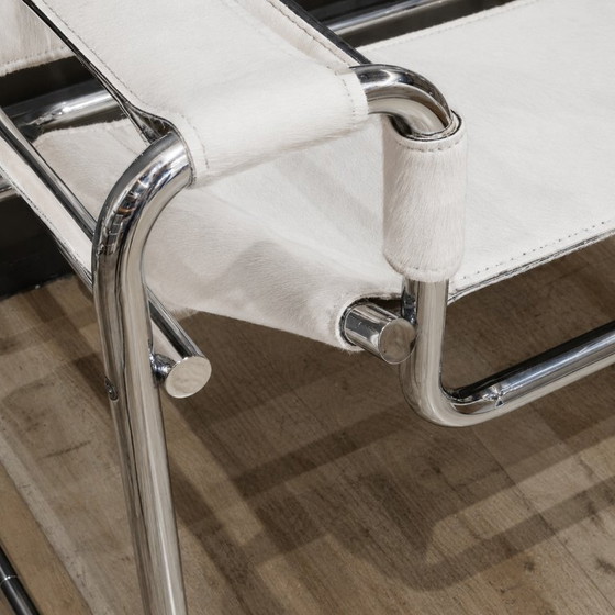 Image 1 of KNOLL Studio Set van 2 WASSILY B3 fauteuils (NIEUW) in wit bont