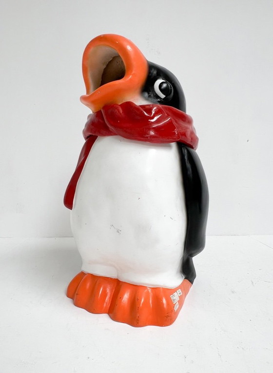 Image 1 of Prototipo di cestino per rifiuti a forma di pinguino