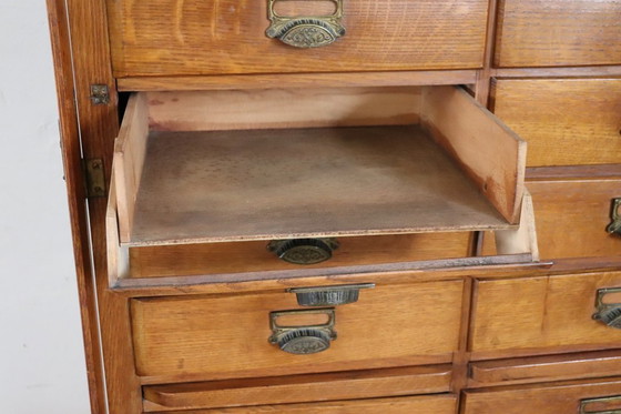 Image 1 of Archiefkast met 18 laden en luikdeur in eikenhout, Italië jaren 20