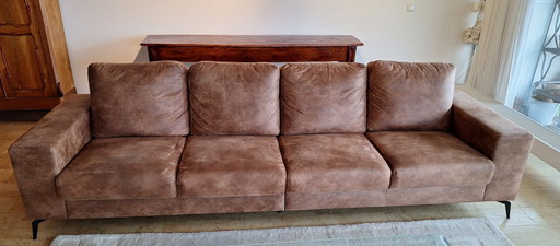 Hermoso sofá grande de 4 plazas en color marrón/coñac