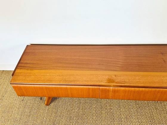 Image 1 of Aparador bajo escandinavo de teca con 3 cajones y patas inclinadas, 1960.