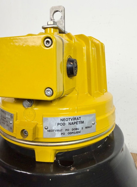 Image 1 of Lampada antideflagrante industriale gialla con paralume smaltato nero, anni '90