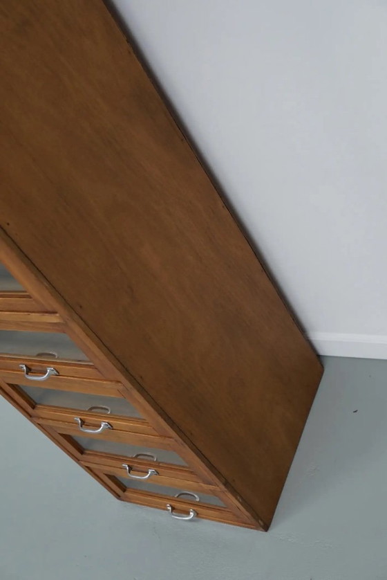 Image 1 of Armoire/vitrine de mercerie vintage allemande en hêtre/chêne, années 1950