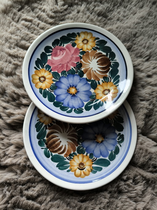 Dos platos de cerámica de los años 70.