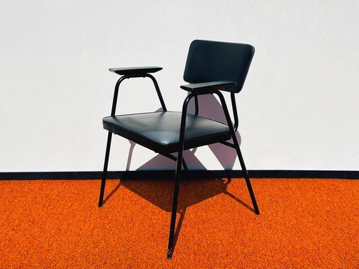 Meurop-Stuhl von Pierre Guariche. Vintage aus den 60er Jahren.