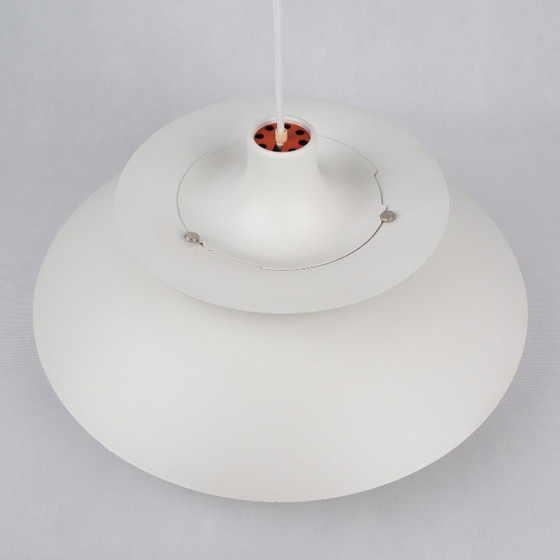 Par de lámparas colgantes PH 5 de 2 pulgadas diseñadas por Poul Henningsen. – Louis Poulsen (photo 11 of 15)