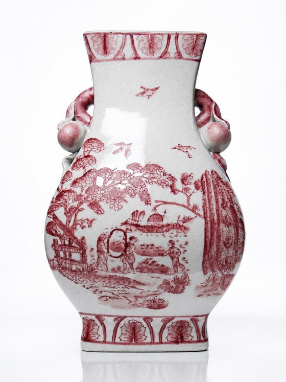 Image 1 of Roze chinoiserie balustervaas met perzikkleurige handvatten, Staffordshire-stijl, Engeland