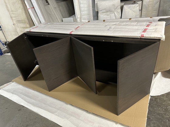 Image 1 of 4-TÜRIGES SIDEBOARD AUS GRAUEM EICHENHOLZ AUF MASSIVEM SOCKEL OHNE GRIFFE