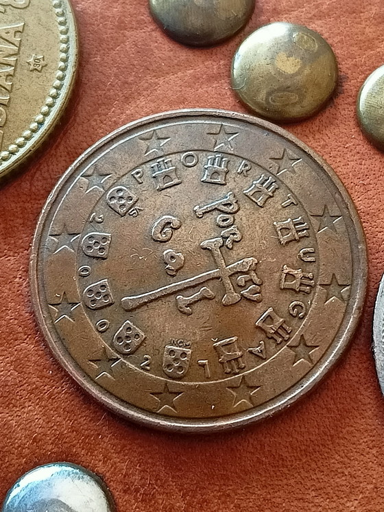 Image 1 of Borsa a tracolla in pelle vintage decorata con vecchie monete