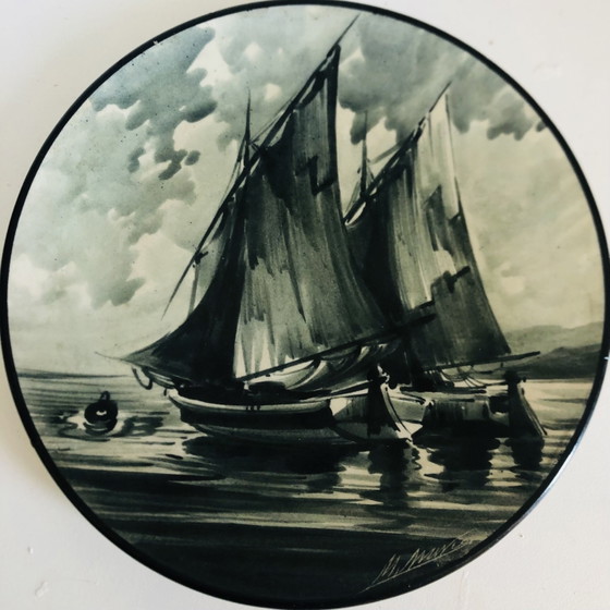Image 1 of Plat en céramique au décor de marine en grisaille à main levée 