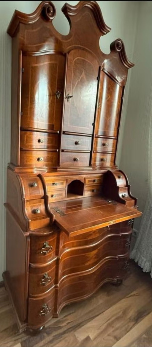 antieke mahoniehouten secretaire met een gebogen kroonlijst en ingelegde details