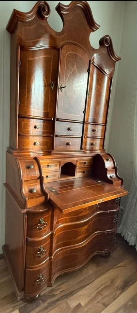 Image 1 of antieke mahoniehouten secretaire met een gebogen kroonlijst en ingelegde details