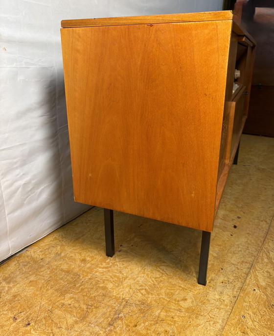 Image 1 of Mid-century retro vintage dressoir van gevlamd teakhout met radiogram – Loewe radio en platenspeler (jaren 1960-1970)
.