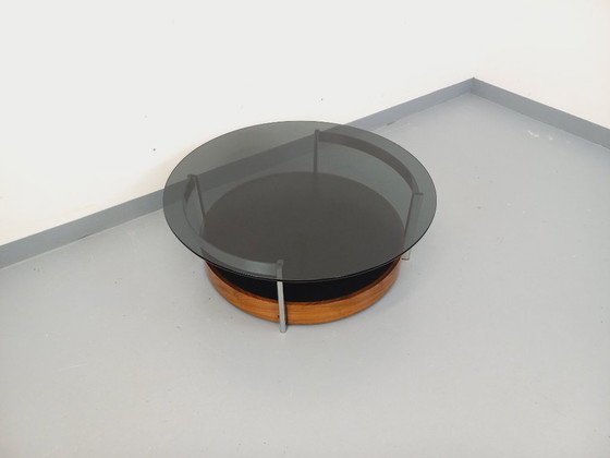 Image 1 of Vintage Italiaanse ronde salontafel uit de jaren 60/70, gemaakt van gebogen palissanderhout, verchroomd metaal en gerookt glas.