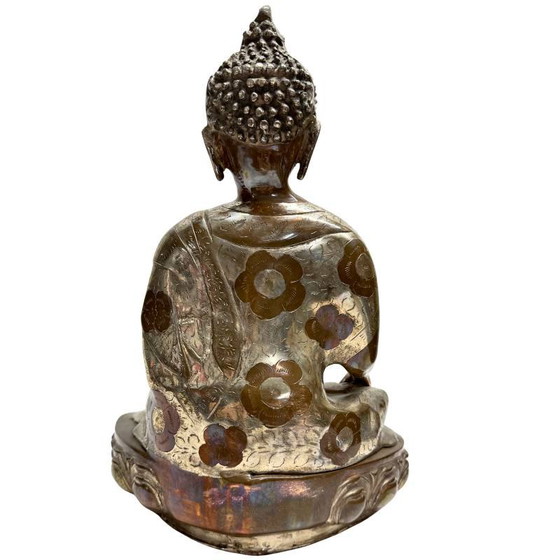 Raro Buda Shakyamuni de Patan – Túnica floral grabada a mano, c. 1920 – Esculturas, Bronze (photo 5 of 10)