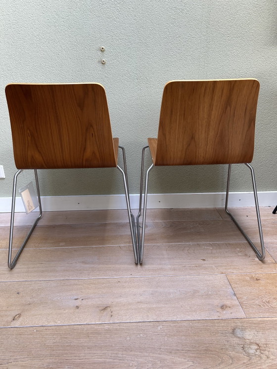 Image 1 of 2 sillas de diseño con asiento de nogal y base de acero inoxidable