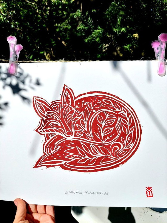 Image 1 of Slapende vos Linosnede Print: Terracotta dieren in het wild, A3